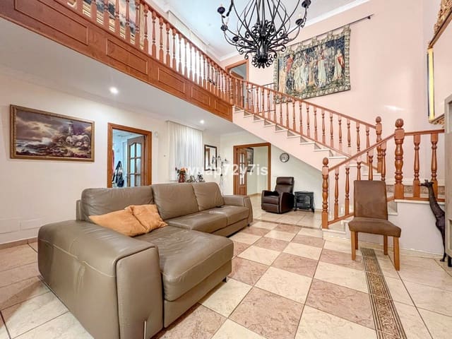 5 soveværelse Byhus til salg i Estepona med garage - € 1.163.000 (Ref: 9943751)