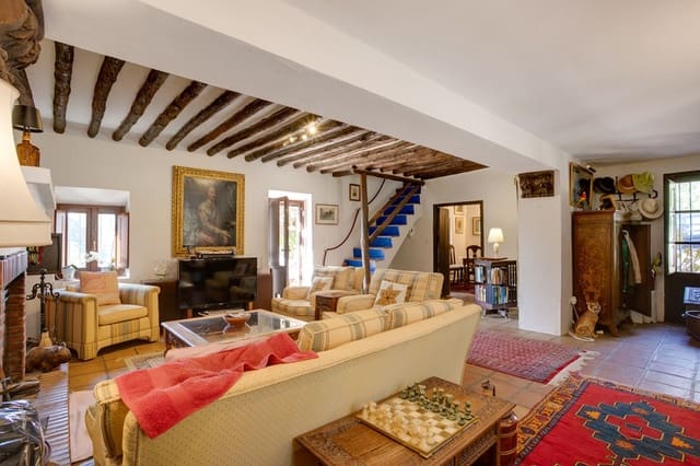 3 bedroom Villa for sale in Estepona with pool garage - € 1,200,000 (Ref: 9943757)