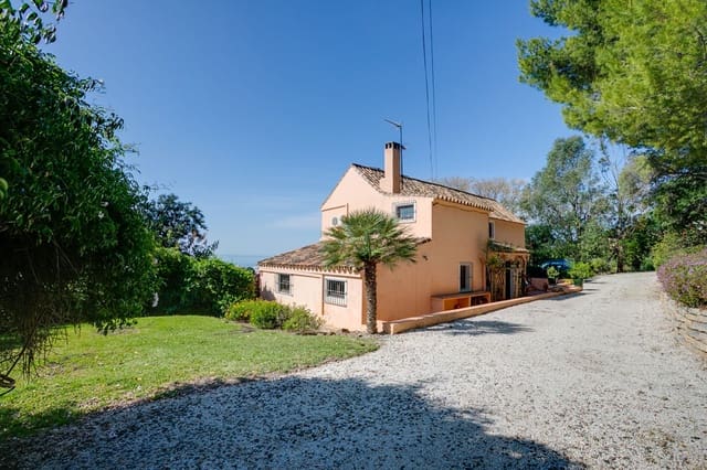 3 bedroom Villa for sale in Estepona with pool garage - € 1,200,000 (Ref: 9943757)