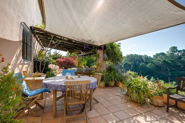 3 bedroom Villa for sale in Estepona with pool garage - € 1,200,000 (Ref: 9943757)
