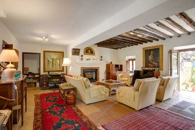 3 bedroom Villa for sale in Estepona with pool garage - € 1,200,000 (Ref: 9943757)