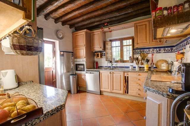 3 bedroom Villa for sale in Estepona with pool garage - € 1,200,000 (Ref: 9943757)