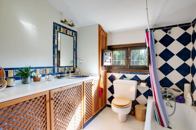 3 bedroom Villa for sale in Estepona with pool garage - € 1,200,000 (Ref: 9943757)