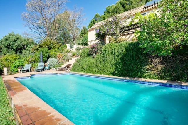 3 bedroom Villa for sale in Estepona with pool garage - € 1,200,000 (Ref: 9943757)