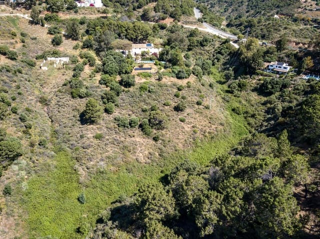 3 bedroom Villa for sale in Estepona with pool garage - € 1,200,000 (Ref: 9943757)