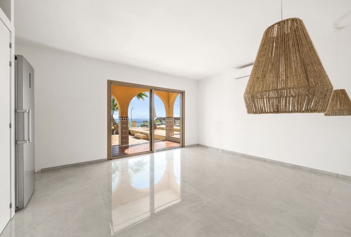 8 sovrum Villa till salu i Estepona med garage - 1 760 000 € (Ref: 9943767)