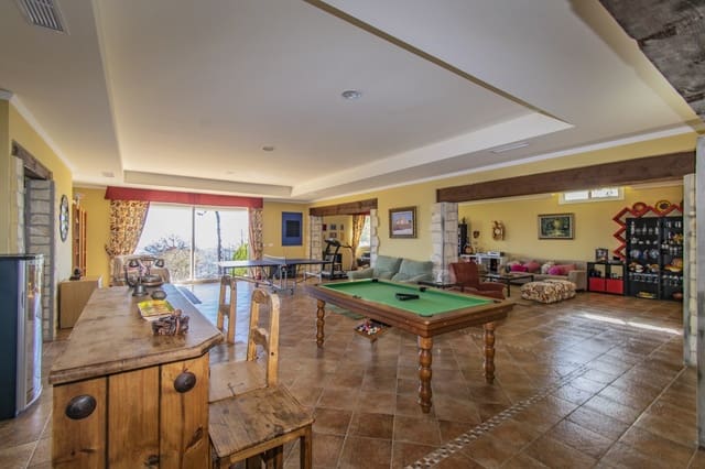 7 sovrum Villa till salu i Estepona med garage - 2 300 000 € (Ref: 9943773)
