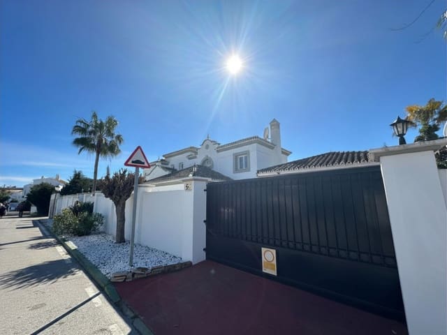 4 bedroom Villa for sale in Estepona with pool garage - € 2,695,000 (Ref: 9943780)