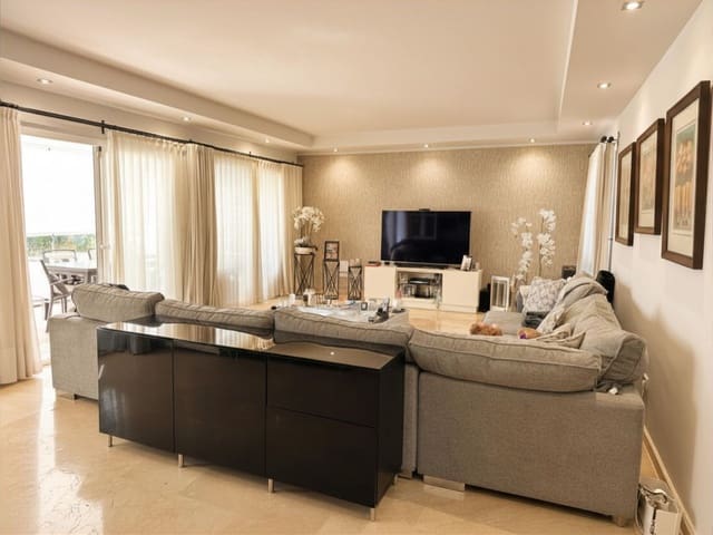 4 bedroom Villa for sale in Estepona with pool garage - € 2,695,000 (Ref: 9943780)