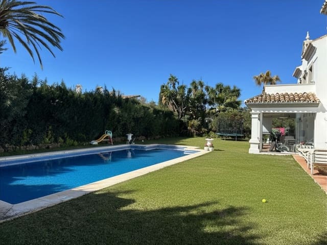 4 bedroom Villa for sale in Estepona with pool garage - € 2,695,000 (Ref: 9943780)