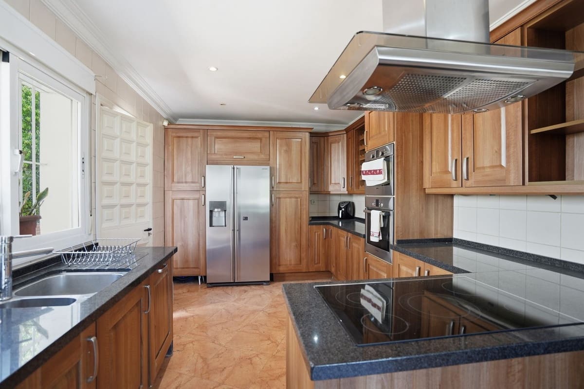 6 sovrum Villa till salu i Benalmadena med garage - 1 495 000 € (Ref: 9997610)