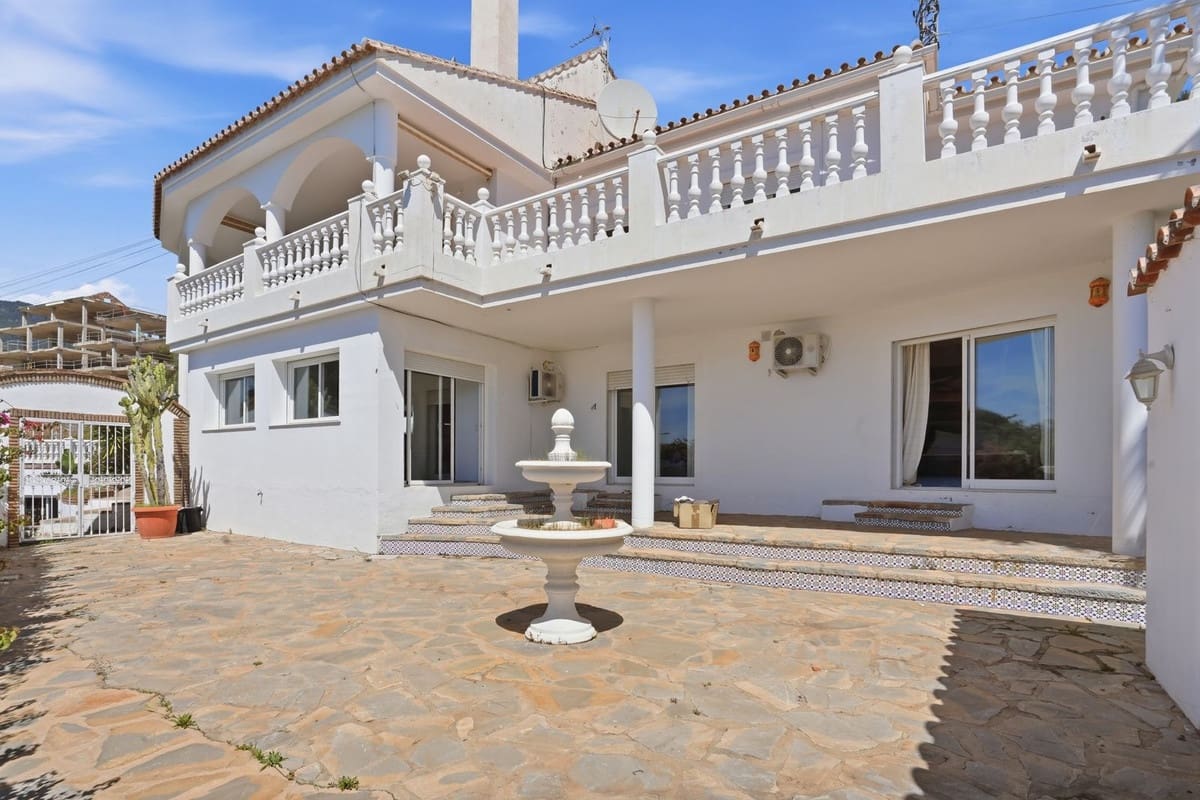 6 sovrum Villa till salu i Benalmadena med garage - 1 495 000 € (Ref: 9997610)