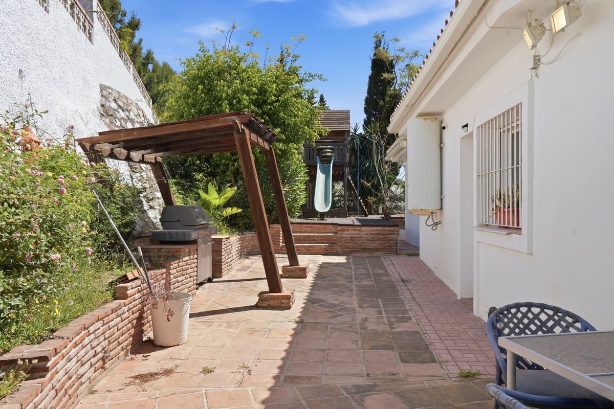 6 sovrum Villa till salu i Benalmadena med garage - 1 495 000 € (Ref: 9997610)