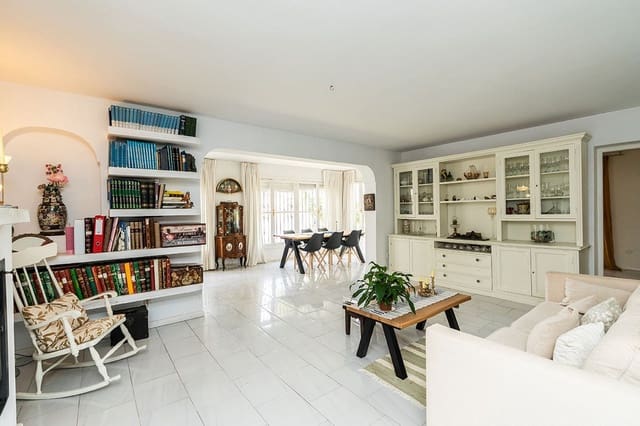 6 soveværelse Villa til salg i Río Real, Marbella med garage - € 1.285.000 (Ref: 9997613)