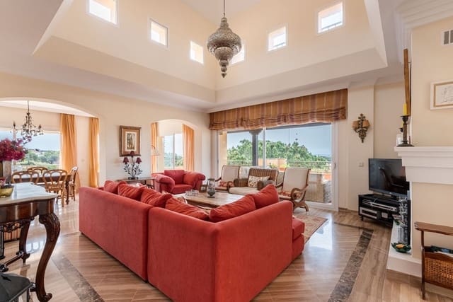 Apartamento de 4 habitaciones en Elviria, Marbella en venta con piscina garaje - 1.500.000 € (Ref: 9997617)