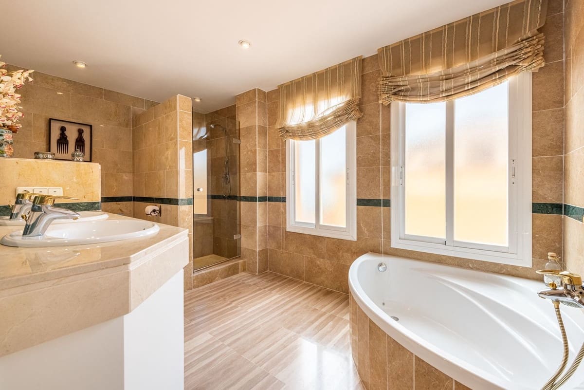 4 Zimmer Apartment zu verkaufen in Elviria mit Pool Garage - 1.500.000 € (Ref: 9997617)