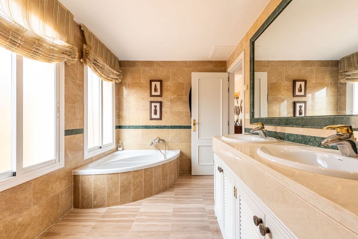 4 Zimmer Apartment zu verkaufen in Elviria mit Pool Garage - 1.500.000 € (Ref: 9997617)