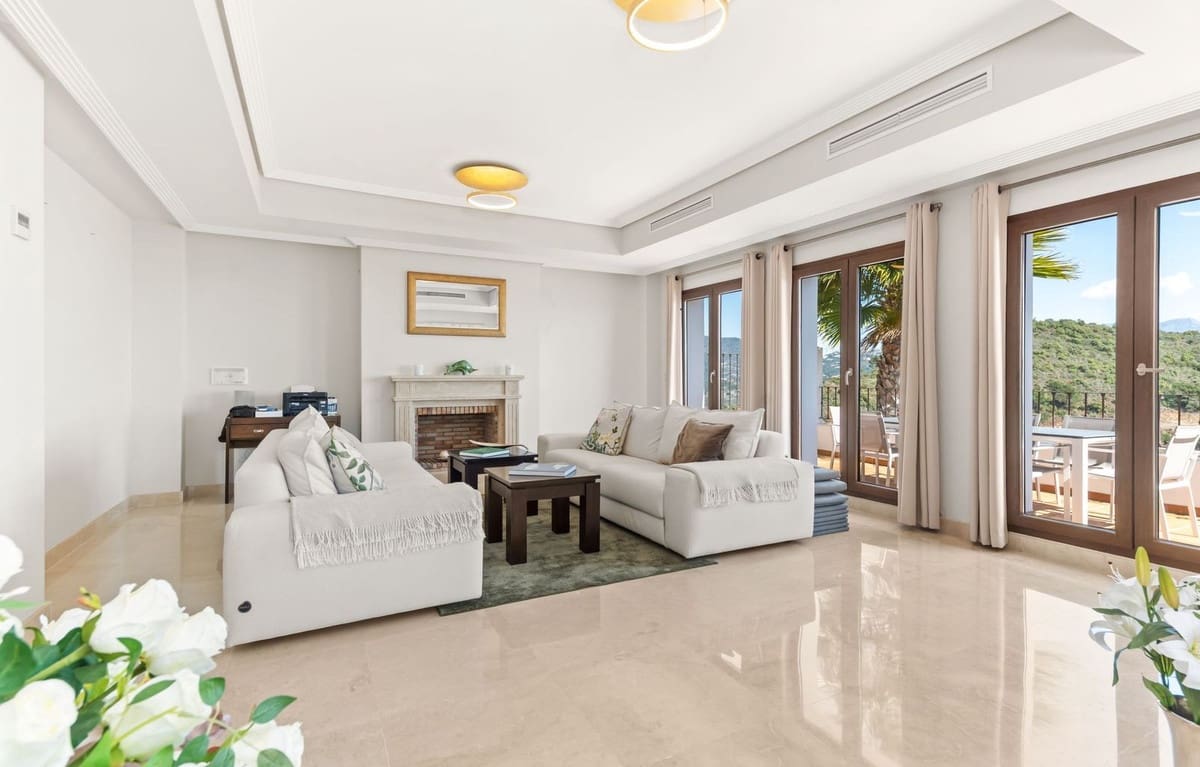 5 bedroom Villa for sale in Benahavis with pool - € 1,395,000 (Ref: 9997620)