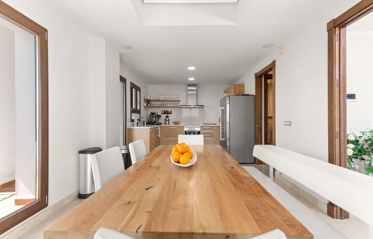 5 bedroom Villa for sale in Benahavis with pool - € 1,395,000 (Ref: 9997620)