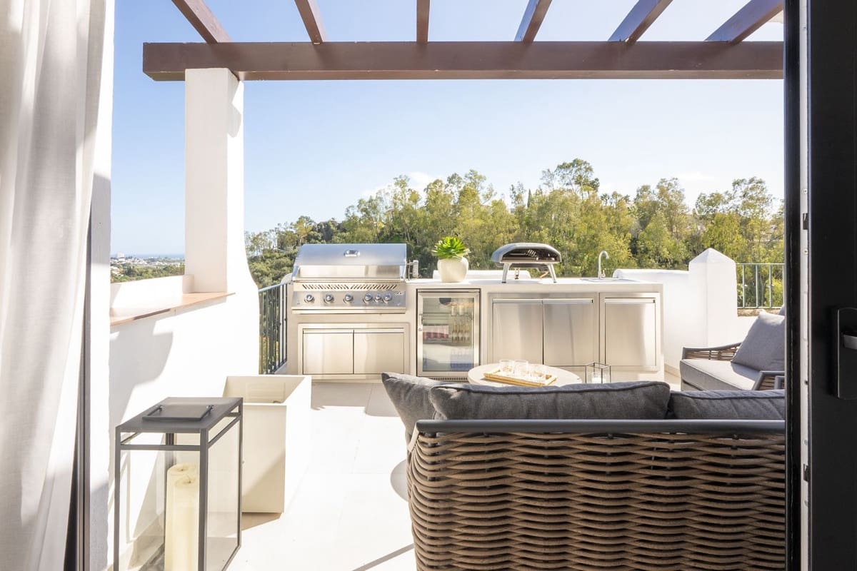 3 bedroom Apartment for sale in Benahavis with garage - € 1,395,000 (Ref: 9997621)