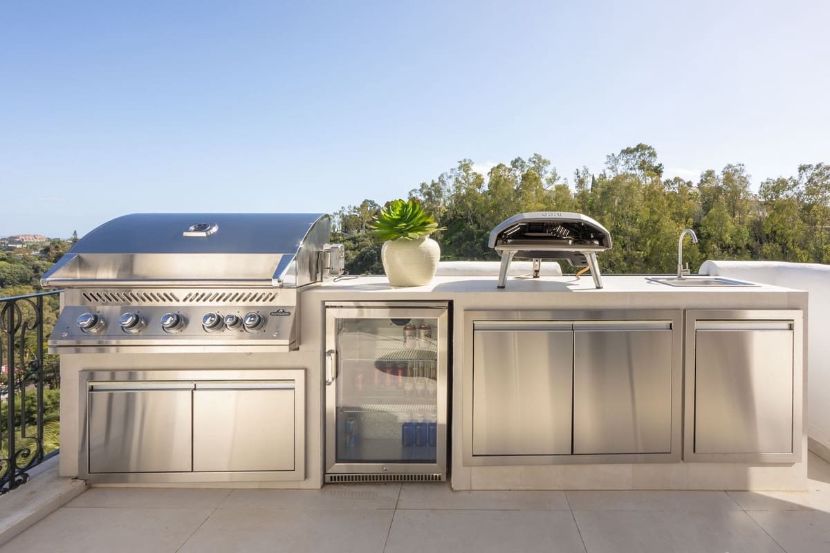 3 bedroom Apartment for sale in Benahavis with garage - € 1,395,000 (Ref: 9997621)