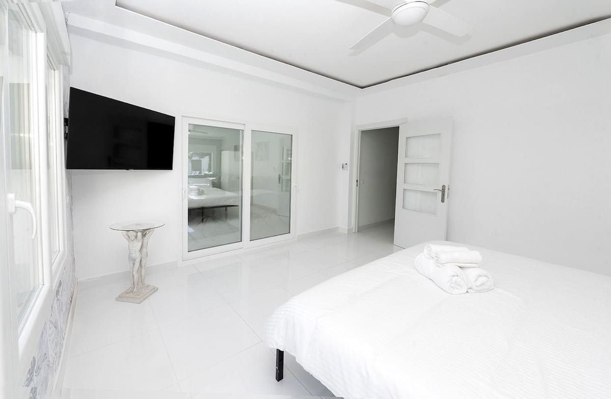 6 bedroom Villa for sale in Benalmadena with garage - € 1,450,000 (Ref: 9997622)