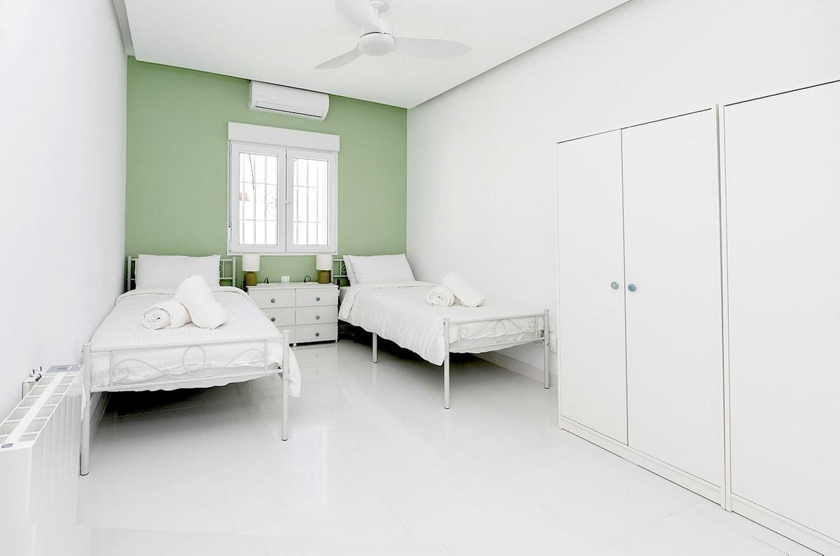 6 bedroom Villa for sale in Benalmadena with garage - € 1,450,000 (Ref: 9997622)