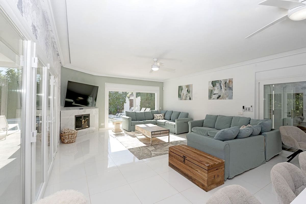 6 bedroom Villa for sale in Benalmadena with garage - € 1,450,000 (Ref: 9997622)