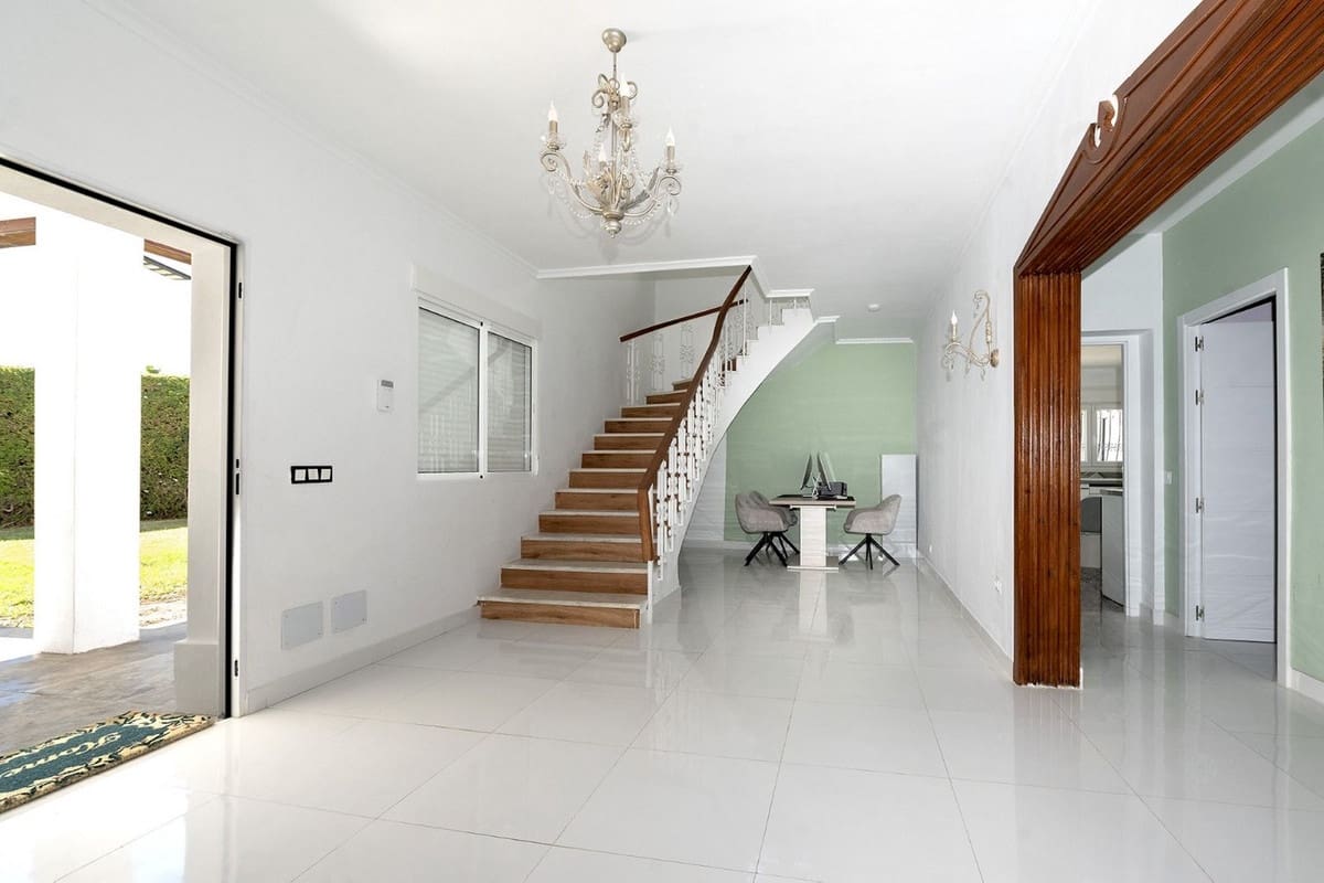 6 bedroom Villa for sale in Benalmadena with garage - € 1,450,000 (Ref: 9997622)