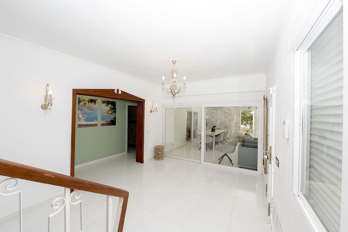 6 bedroom Villa for sale in Benalmadena with garage - € 1,450,000 (Ref: 9997622)