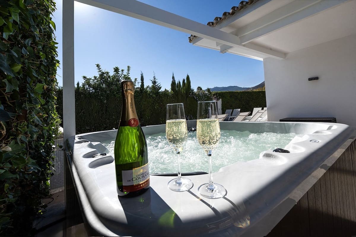 6 bedroom Villa for sale in Benalmadena with garage - € 1,450,000 (Ref: 9997622)
