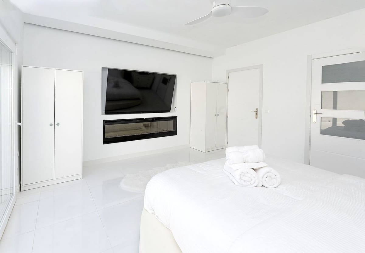 6 bedroom Villa for sale in Benalmadena with garage - € 1,450,000 (Ref: 9997622)