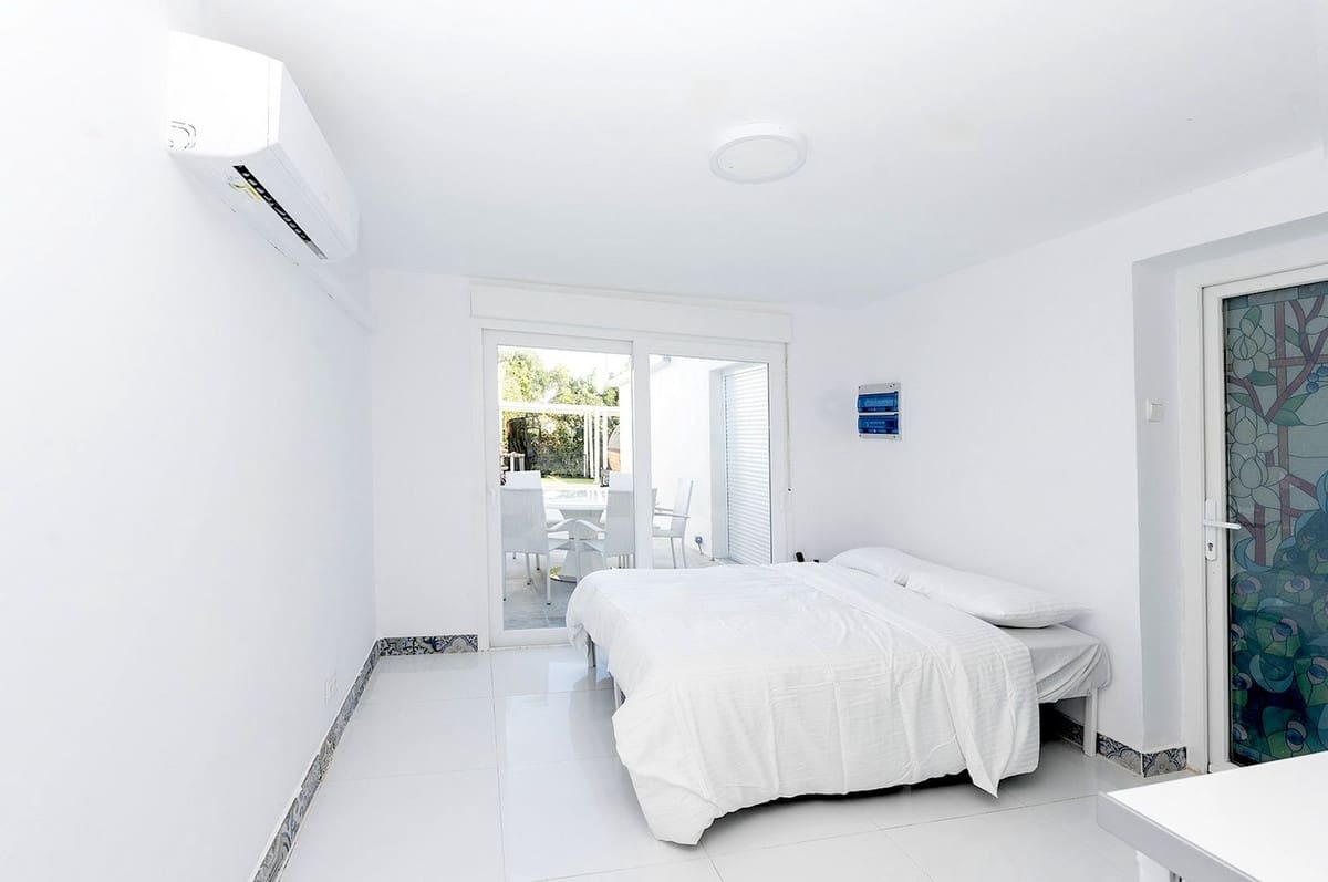 6 bedroom Villa for sale in Benalmadena with garage - € 1,450,000 (Ref: 9997622)