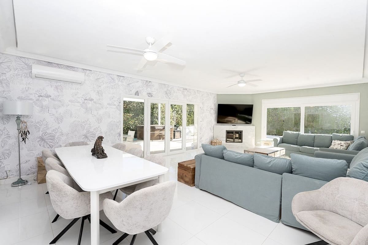 6 bedroom Villa for sale in Benalmadena with garage - € 1,450,000 (Ref: 9997622)