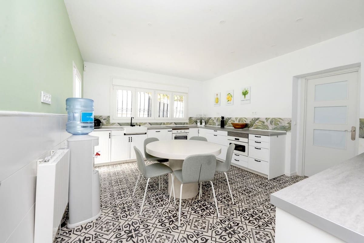 6 bedroom Villa for sale in Benalmadena with garage - € 1,450,000 (Ref: 9997622)