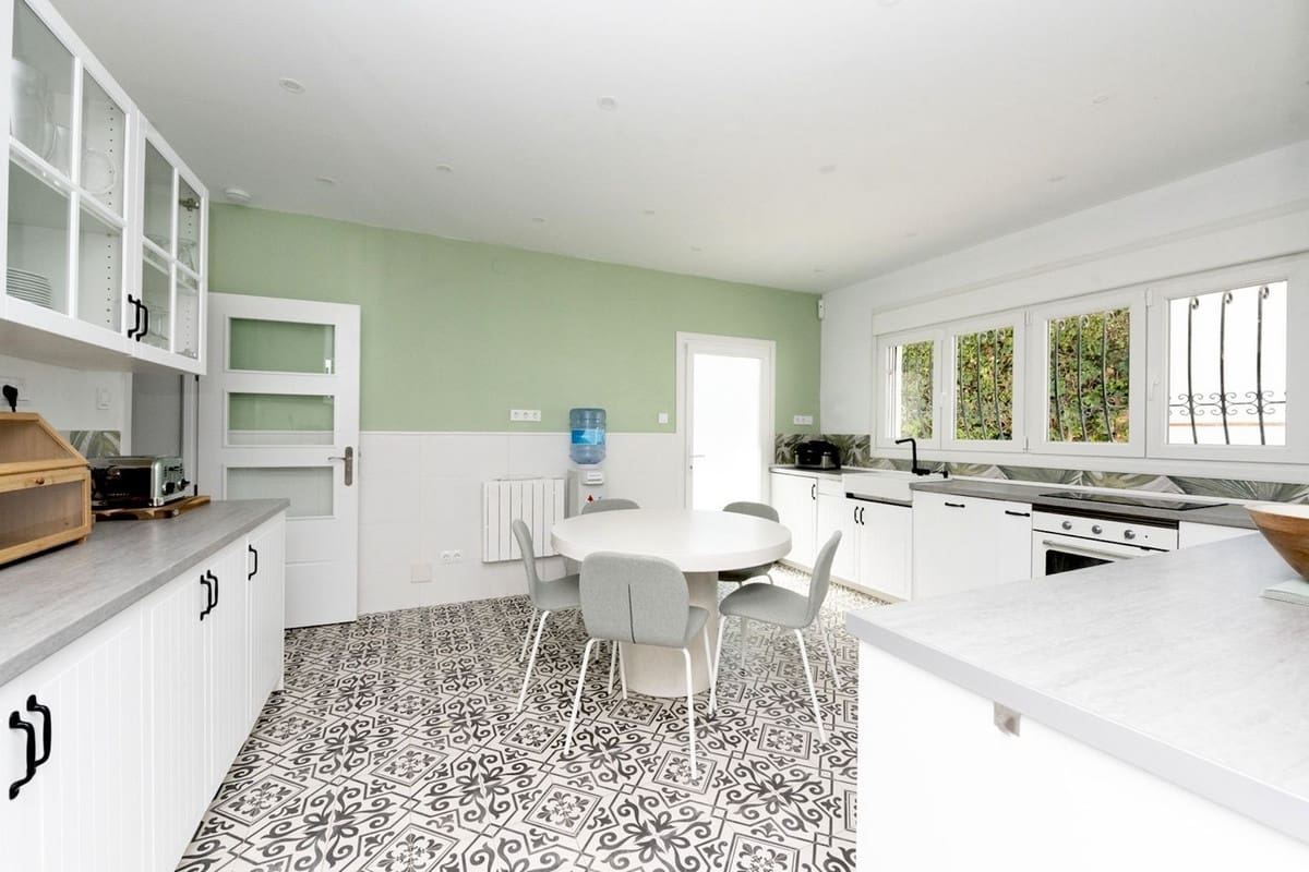 6 bedroom Villa for sale in Benalmadena with garage - € 1,450,000 (Ref: 9997622)