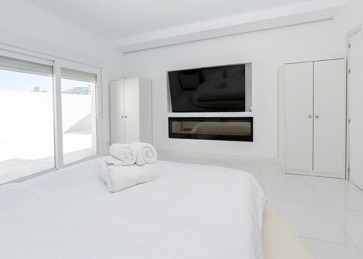 6 bedroom Villa for sale in Benalmadena with garage - € 1,450,000 (Ref: 9997622)