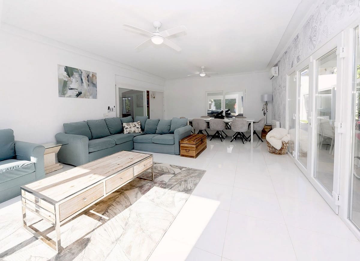 6 bedroom Villa for sale in Benalmadena with garage - € 1,450,000 (Ref: 9997622)