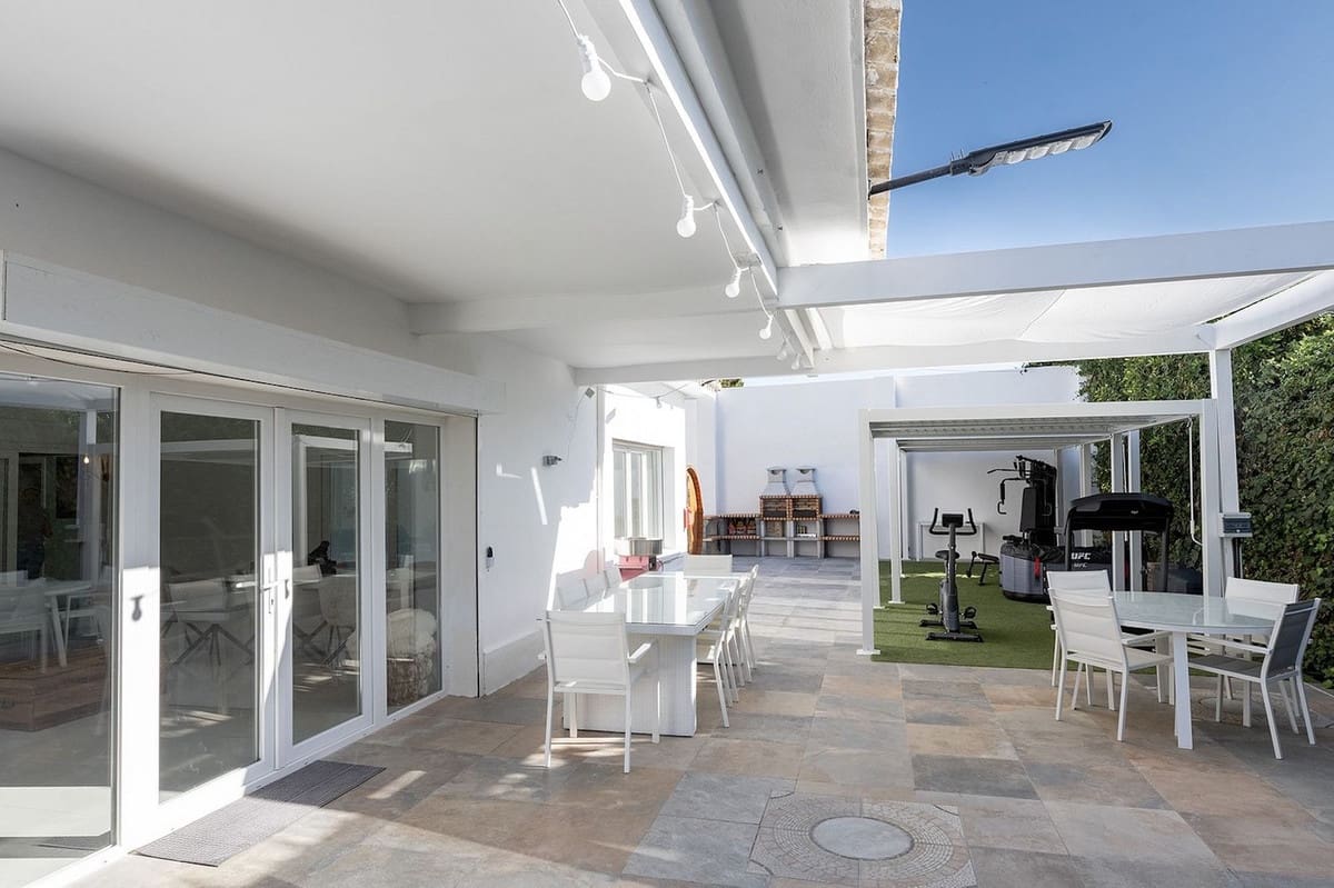 6 bedroom Villa for sale in Benalmadena with garage - € 1,450,000 (Ref: 9997622)