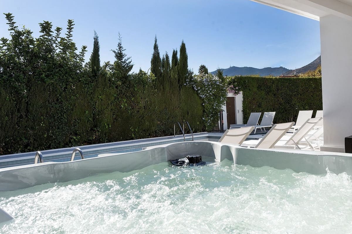 6 bedroom Villa for sale in Benalmadena with garage - € 1,450,000 (Ref: 9997622)
