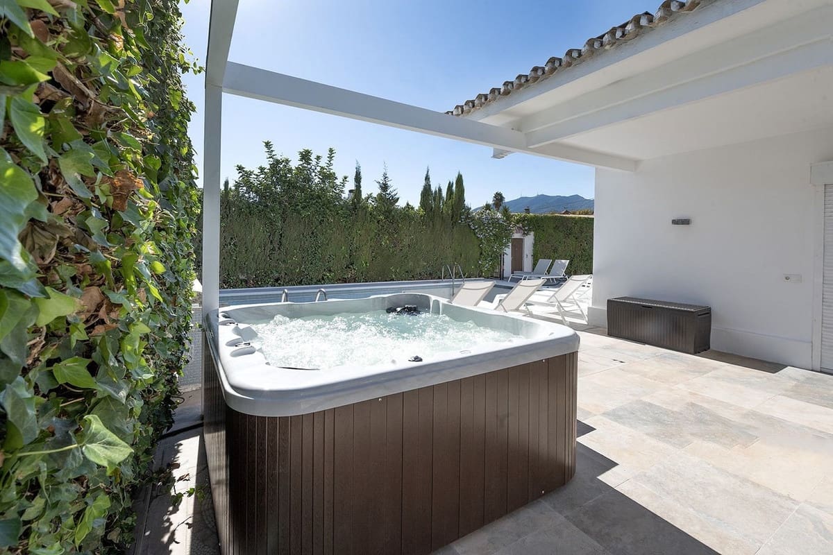 6 bedroom Villa for sale in Benalmadena with garage - € 1,450,000 (Ref: 9997622)