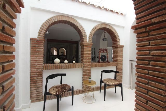 3 soverom Villa til salgs i Benalmádena med svømmebasseng garasje - € 1 395 000 (Ref: 9997623)