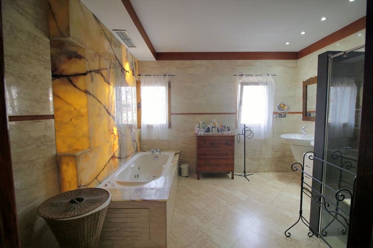 6 soveværelse Villa til salg i Benalmadena med garage - € 1.600.000 (Ref: 9997629)