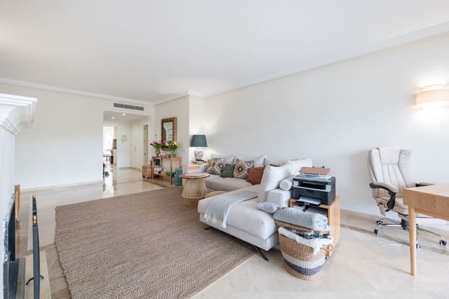2 sypialnia Apartament na sprzedaż w Los Monteros, Marbella z garażem - 1 750 000 € (Ref: 9997632)
