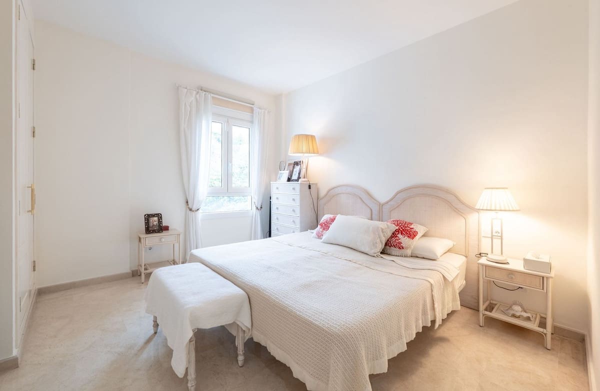 2 sypialnia Apartament na sprzedaż w Los Monteros z garażem - 1 750 000 € (Ref: 9997632)