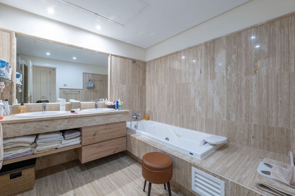 2 sypialnia Apartament na sprzedaż w Los Monteros z garażem - 1 750 000 € (Ref: 9997632)