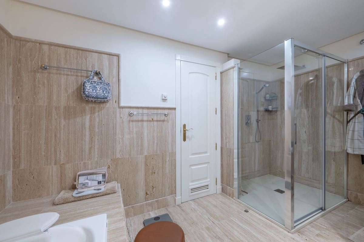 2 sypialnia Apartament na sprzedaż w Los Monteros z garażem - 1 750 000 € (Ref: 9997632)