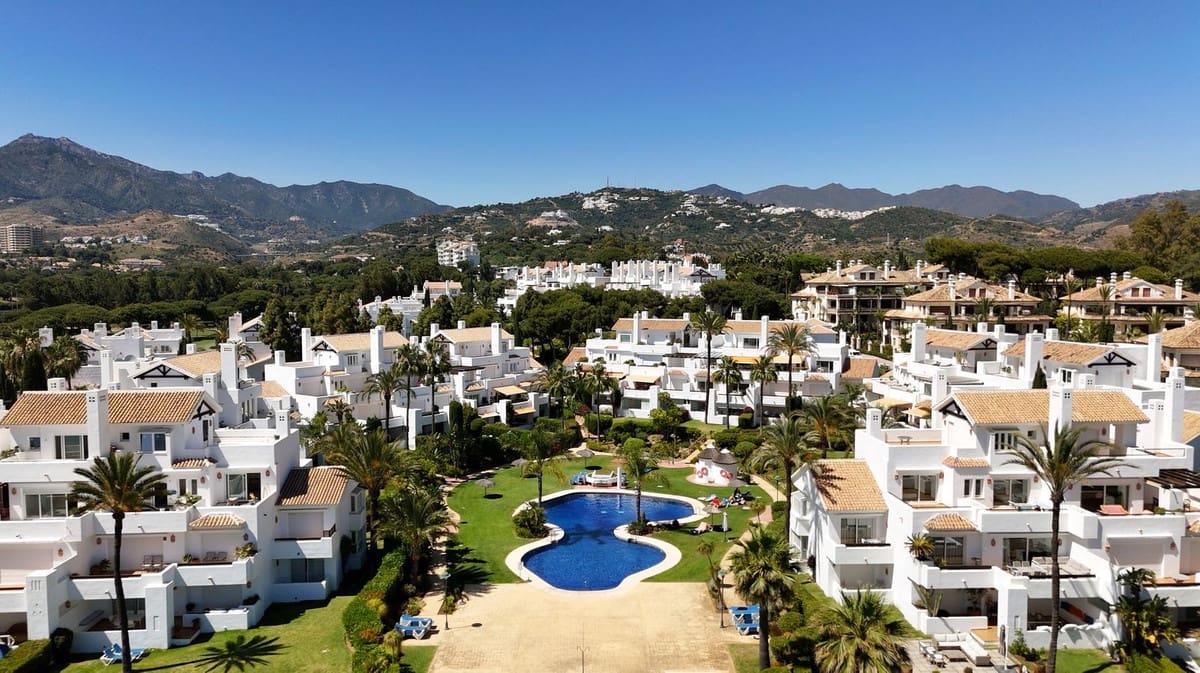 2 sypialnia Apartament na sprzedaż w Los Monteros z garażem - 1 750 000 € (Ref: 9997632)