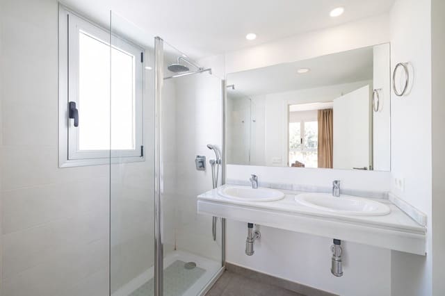 Apartamento de 3 habitaciones en Torrequebrada, Benalmádena en venta con piscina garaje - 1.150.000 € (Ref: 9997799)