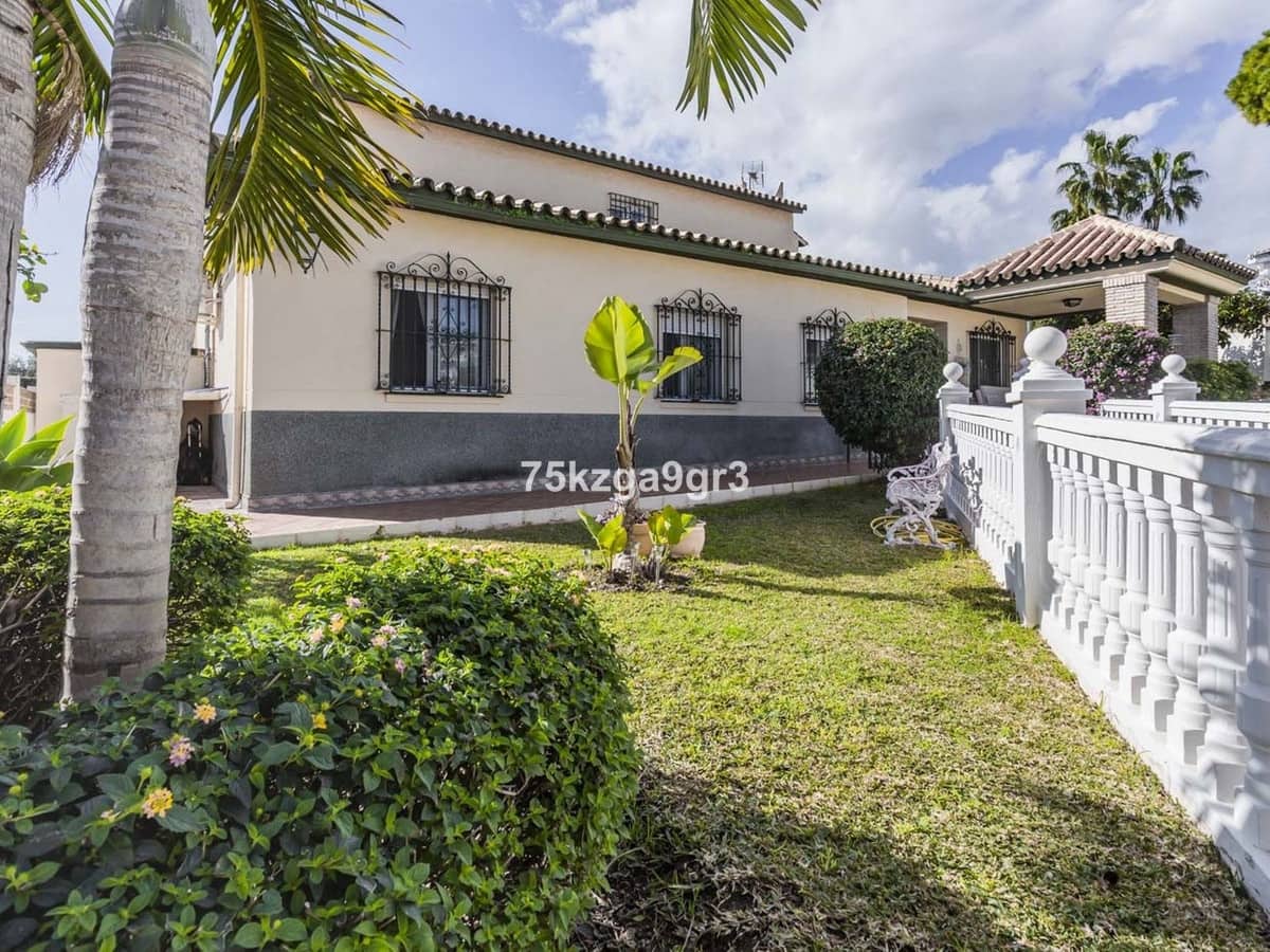 6 makuuhuone Huvila myytävänä paikassa Benalmadena Costa mukana uima-altaan - 998 000 € (Ref: 9997803)